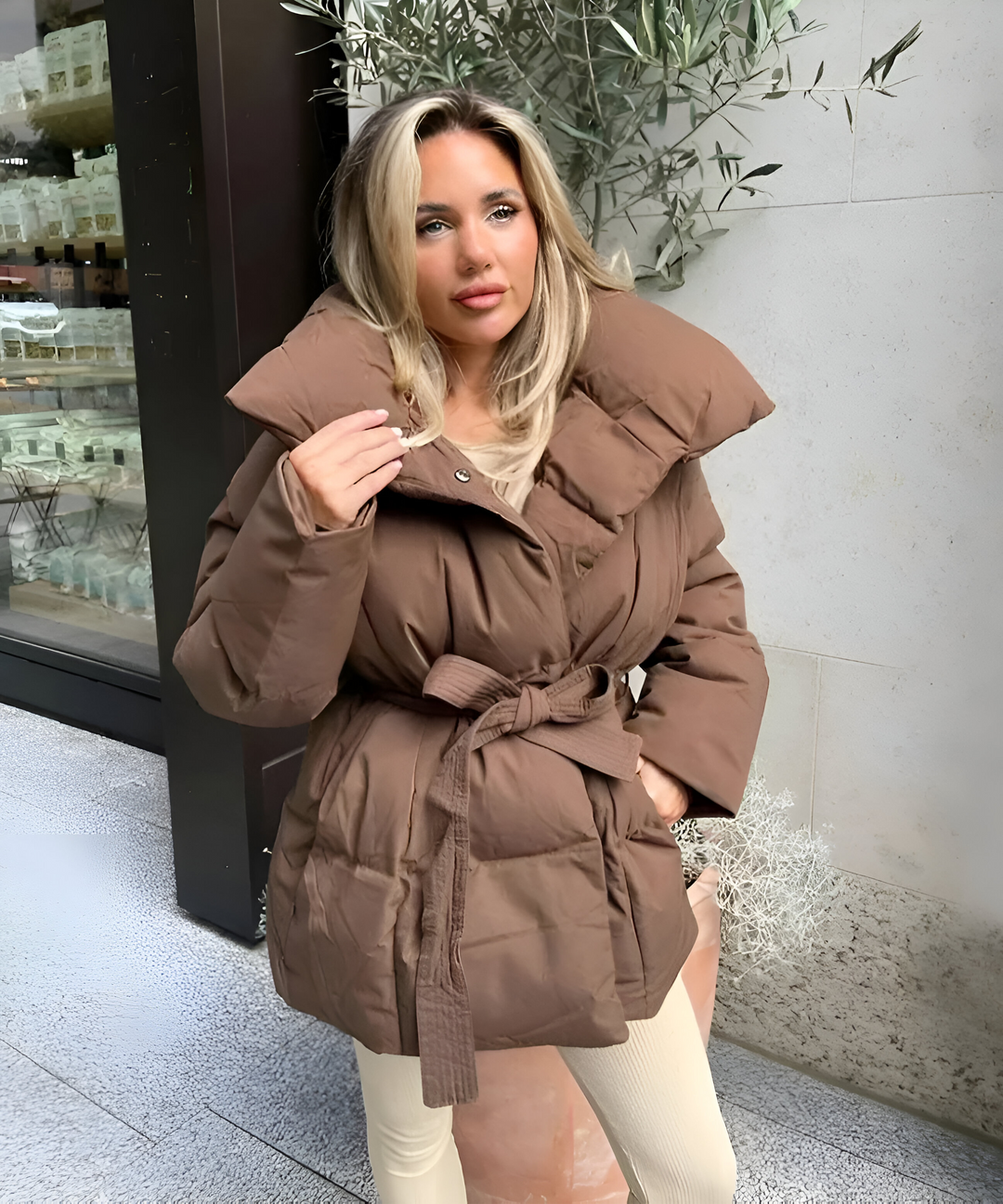 Péřová bunda s páskem: elegantní teplo a zimní silueta