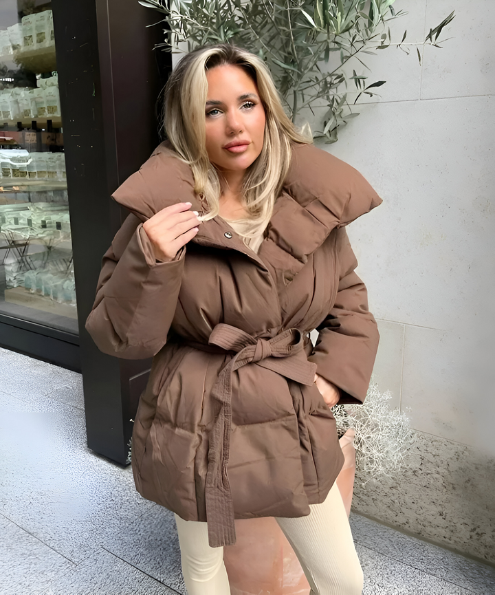 Péřová bunda s páskem: elegantní teplo a zimní silueta