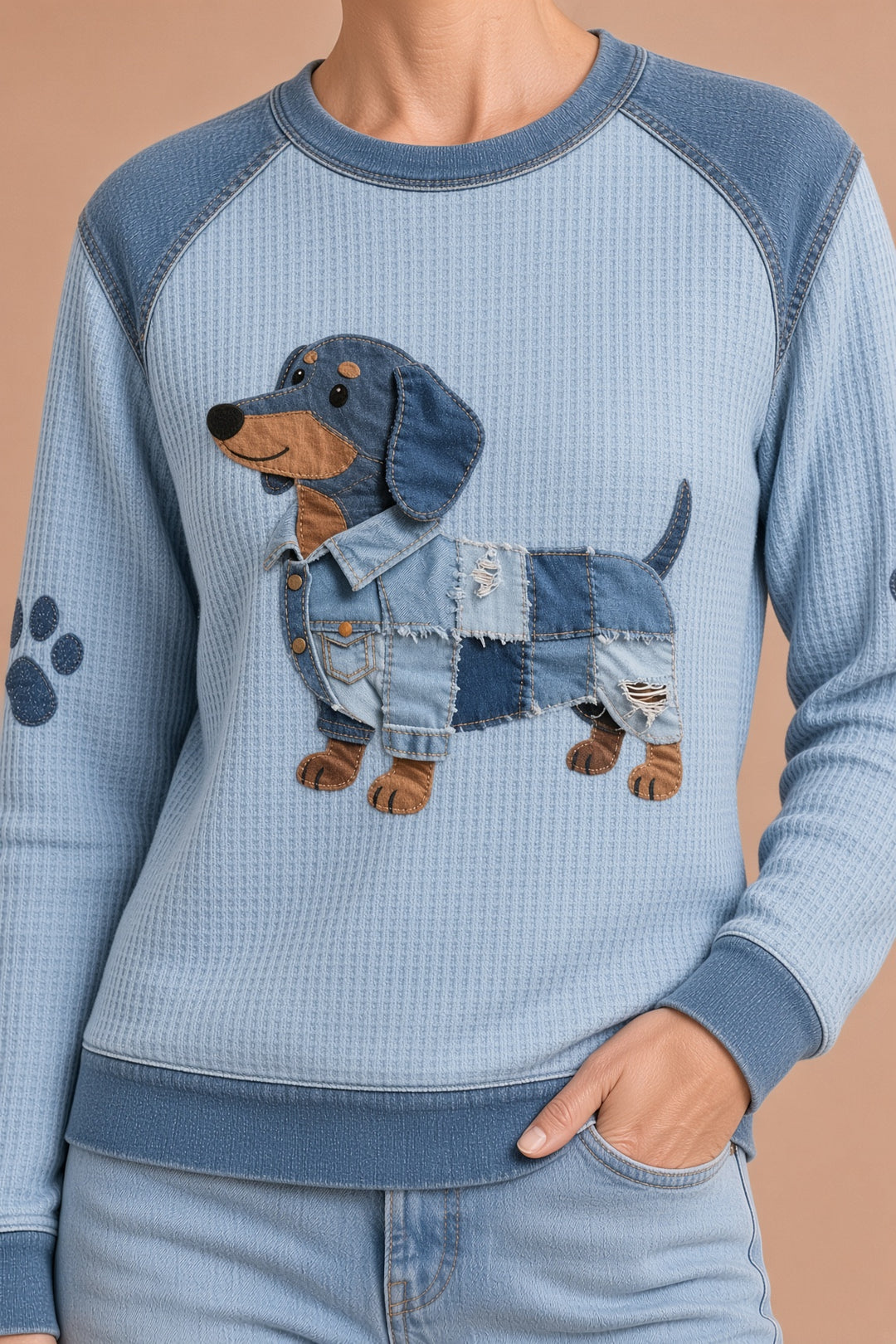 Nuria – Lumoava mäyräkoira denim-patchworkilla – kuva 5