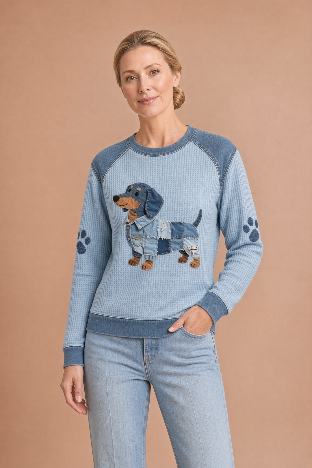 Nuria – Lumoava mäyräkoira denim-patchworkilla – kuva 1