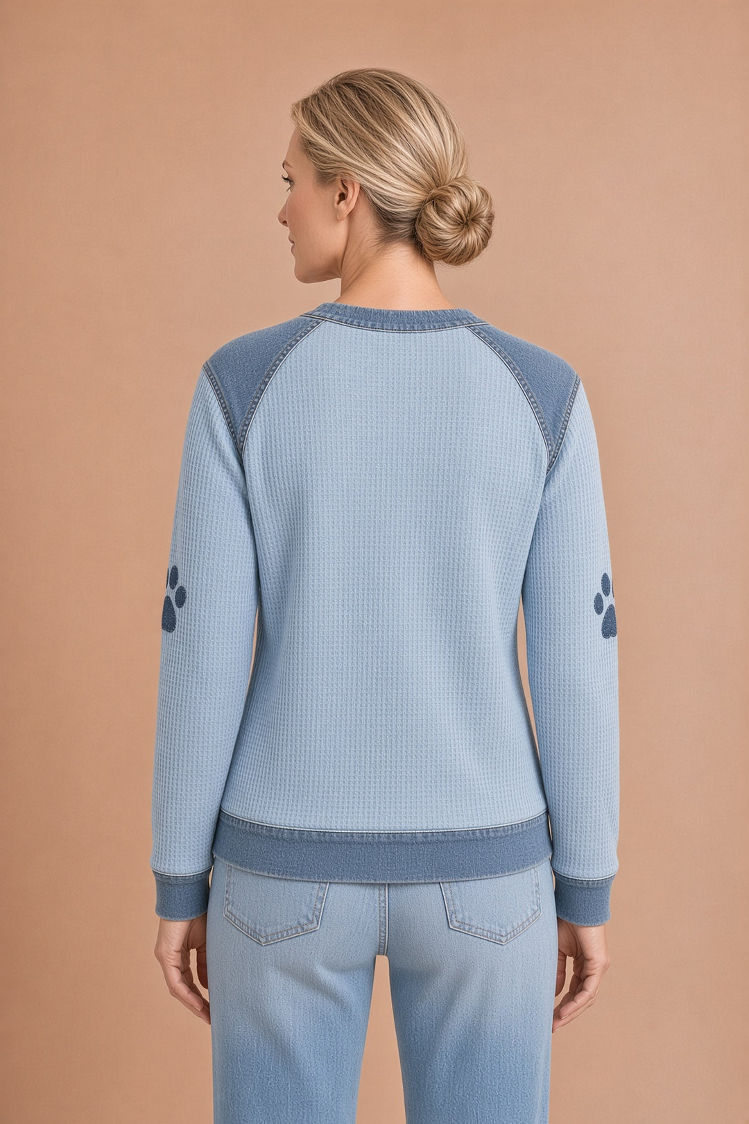 Julia – Viehettävä mäyräkoira patchwork-denimissä – kuva 4