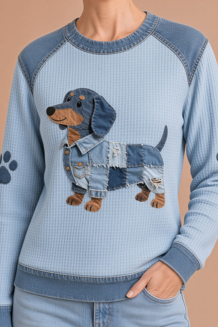 Julia – Viehettävä mäyräkoira patchwork-denimissä – kuva 5