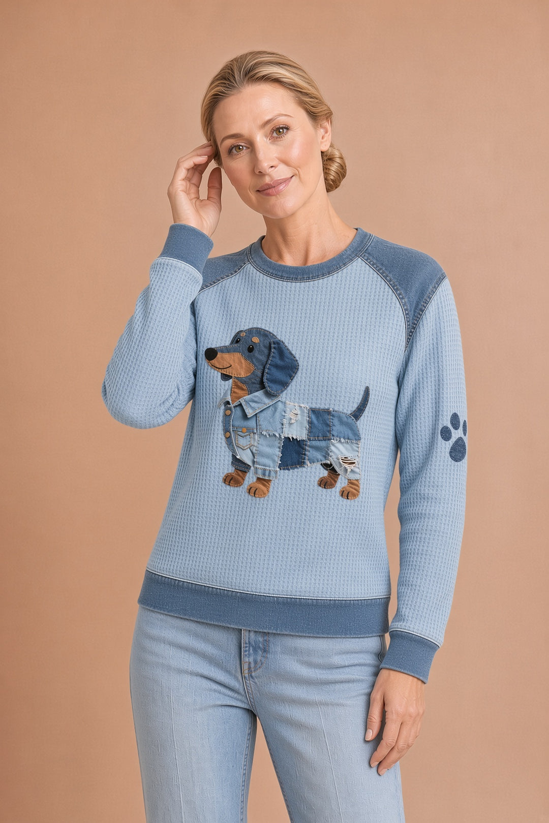 Nuria – Lumoava mäyräkoira denim-patchworkilla – kuva 2