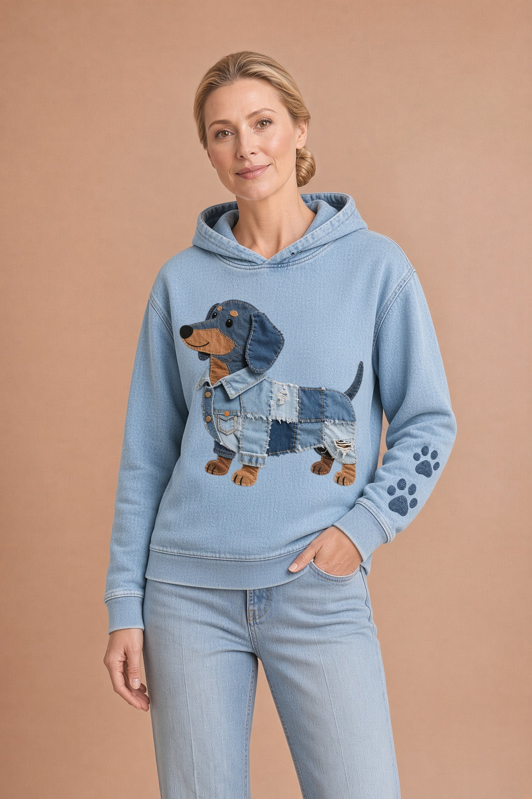 Estrella – Naisten huppari patchwork-taidetta mäyräkoiramotiivilla – kuva 1