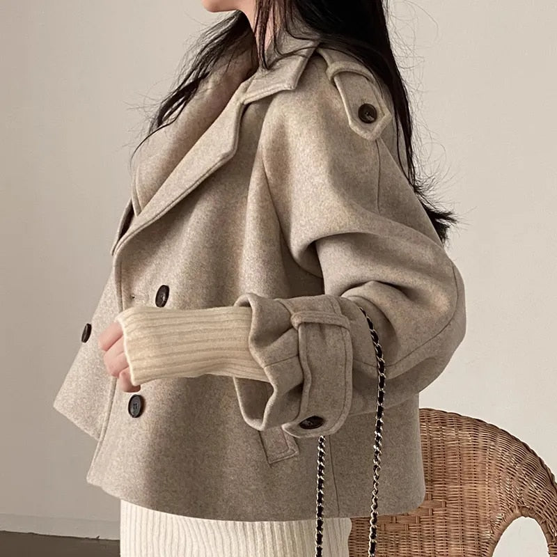 Elegantní krátký vlněný kabát typu duffle | nadčasová elegance a jemné teplo