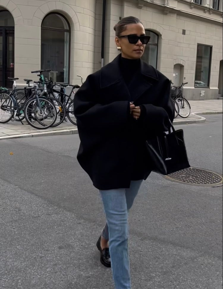 Krátký kabát: jednoduchá elegance a zimní trendy