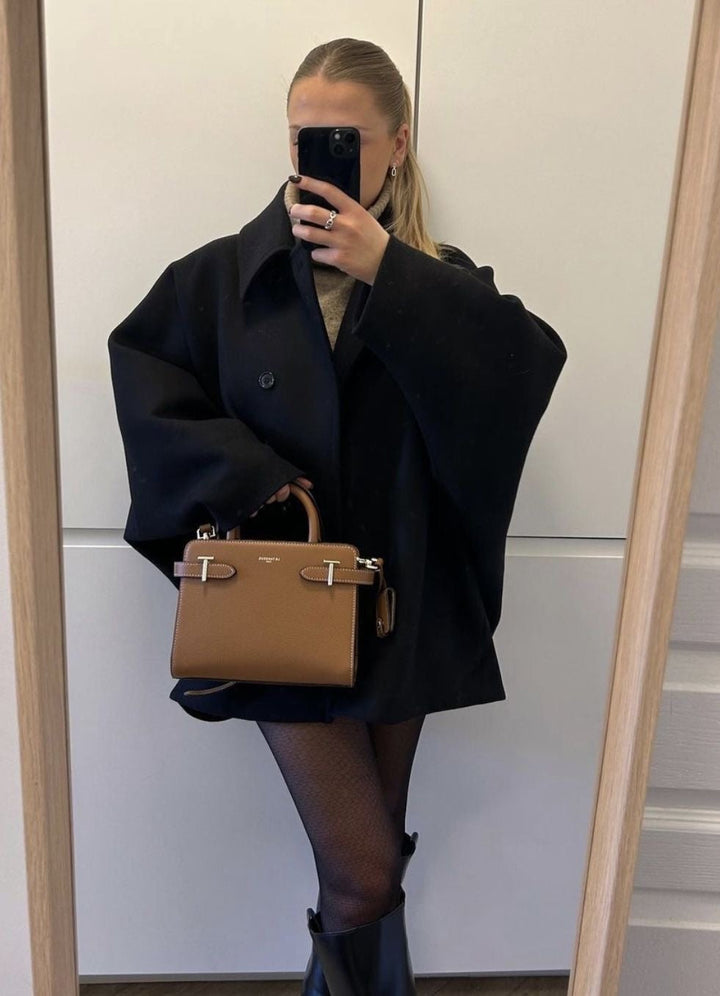 Krátký kabát: jednoduchá elegance a zimní trendy