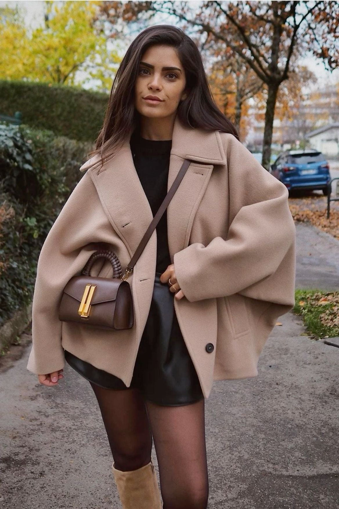 Krátký kabát: jednoduchá elegance a zimní trendy