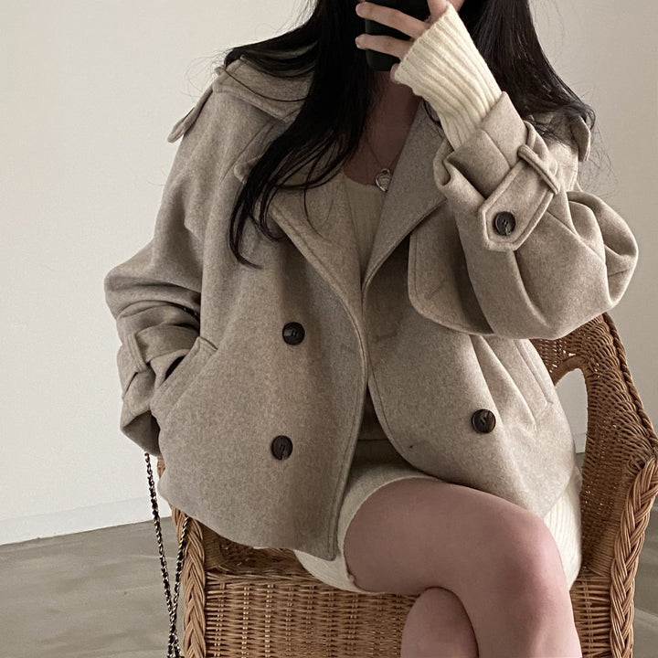 Elegantní krátký vlněný kabát typu duffle | nadčasová elegance a jemné teplo