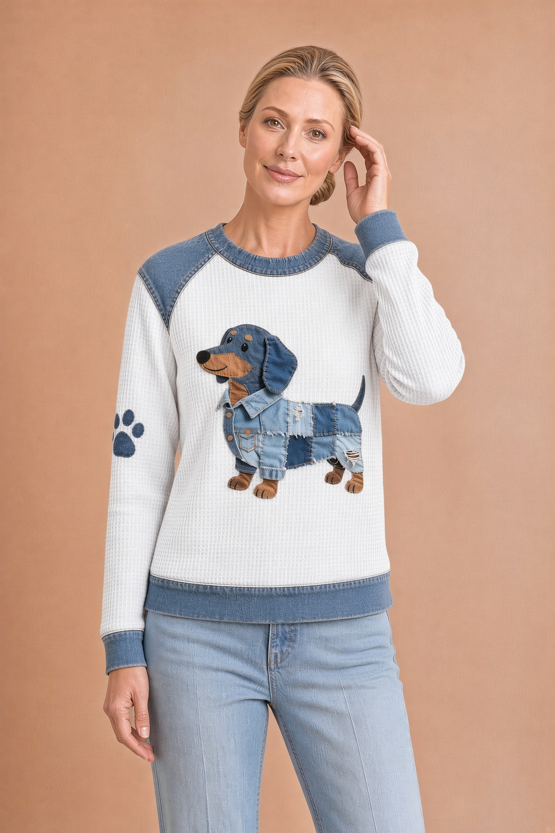 Julia – Viehettävä mäyräkoira patchwork-denimissä – kuva 7