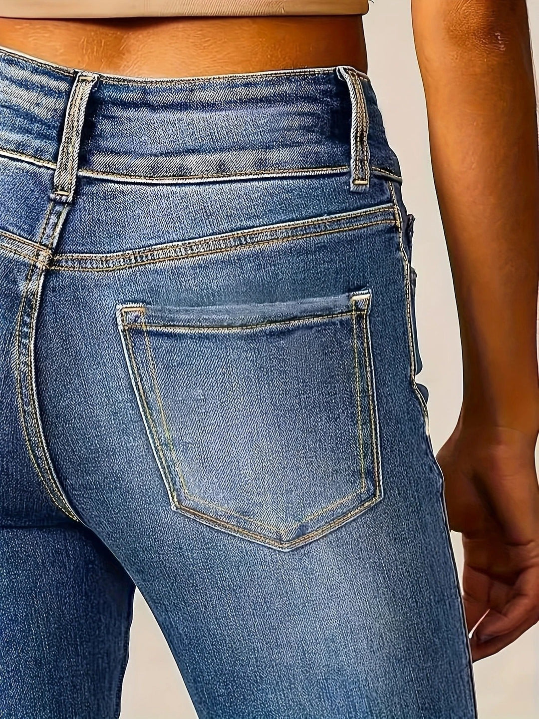 Naisten farkut | Leveälahkeiset, korkeavyötäröiset | Rento denim-tyyli