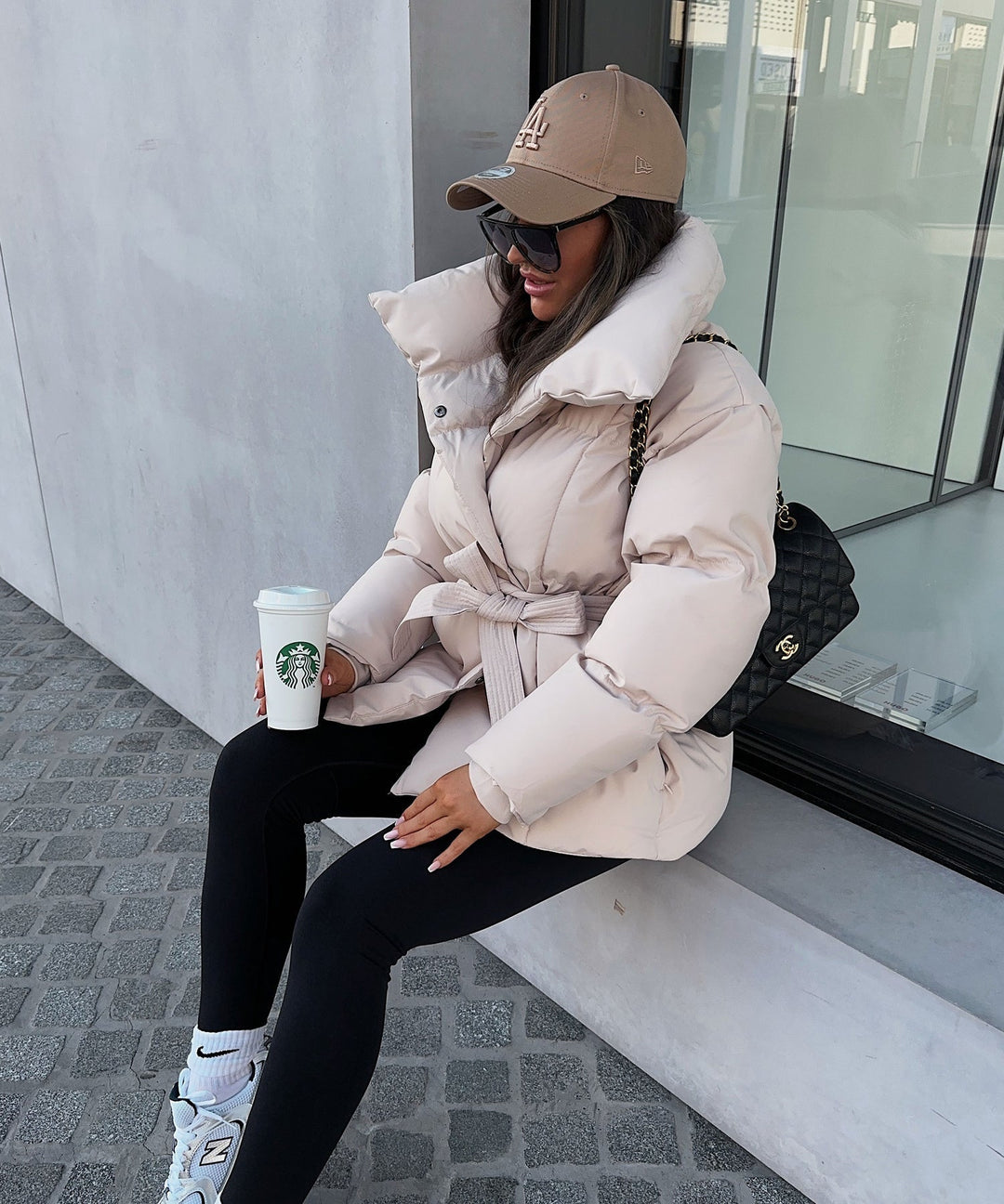 Péřová bunda s páskem: elegantní teplo a zimní silueta
