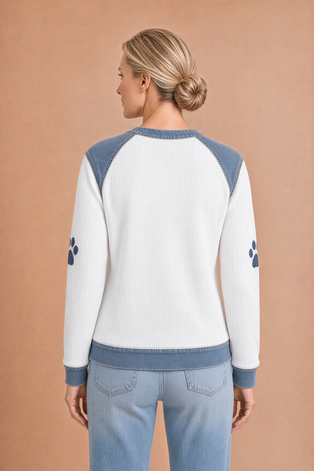 Julia – Viehettävä mäyräkoira patchwork-denimissä – kuva 9
