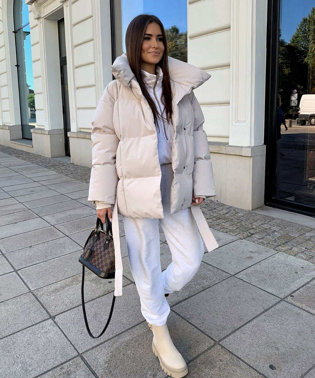 Péřová bunda s páskem: elegantní teplo a zimní silueta