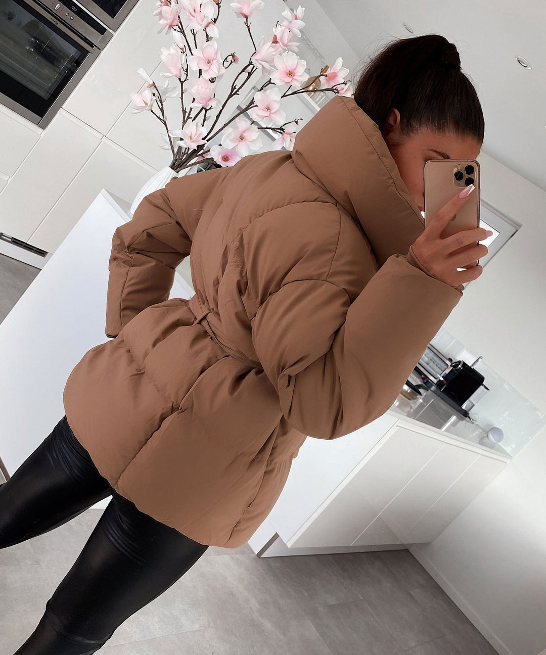 Péřová bunda s páskem: elegantní teplo a zimní silueta