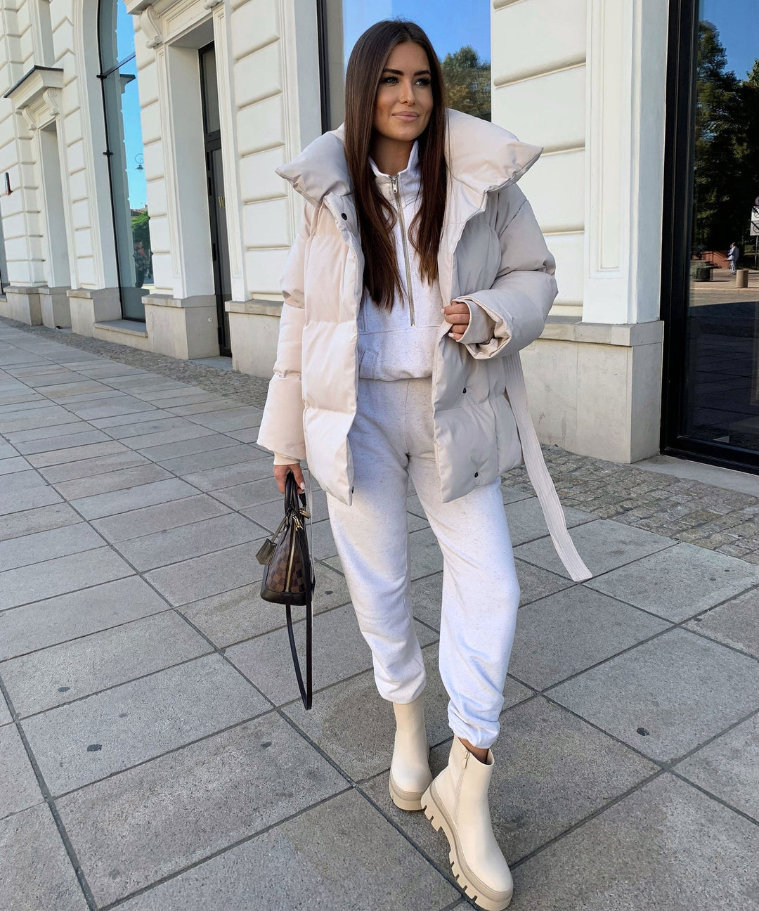 Péřová bunda s páskem: elegantní teplo a zimní silueta