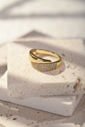 Elegantní zlatý prsten zdobený třpytivými kameny