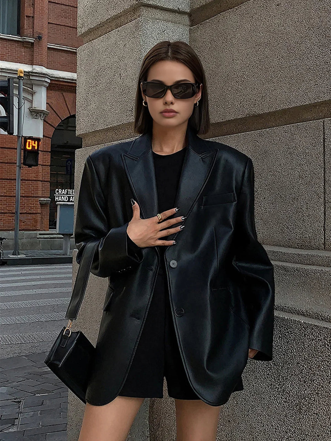Oversize bunda s koženým efektem, elegantní a moderní pro ženy